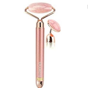 Women’s vibrating facial roller/massager